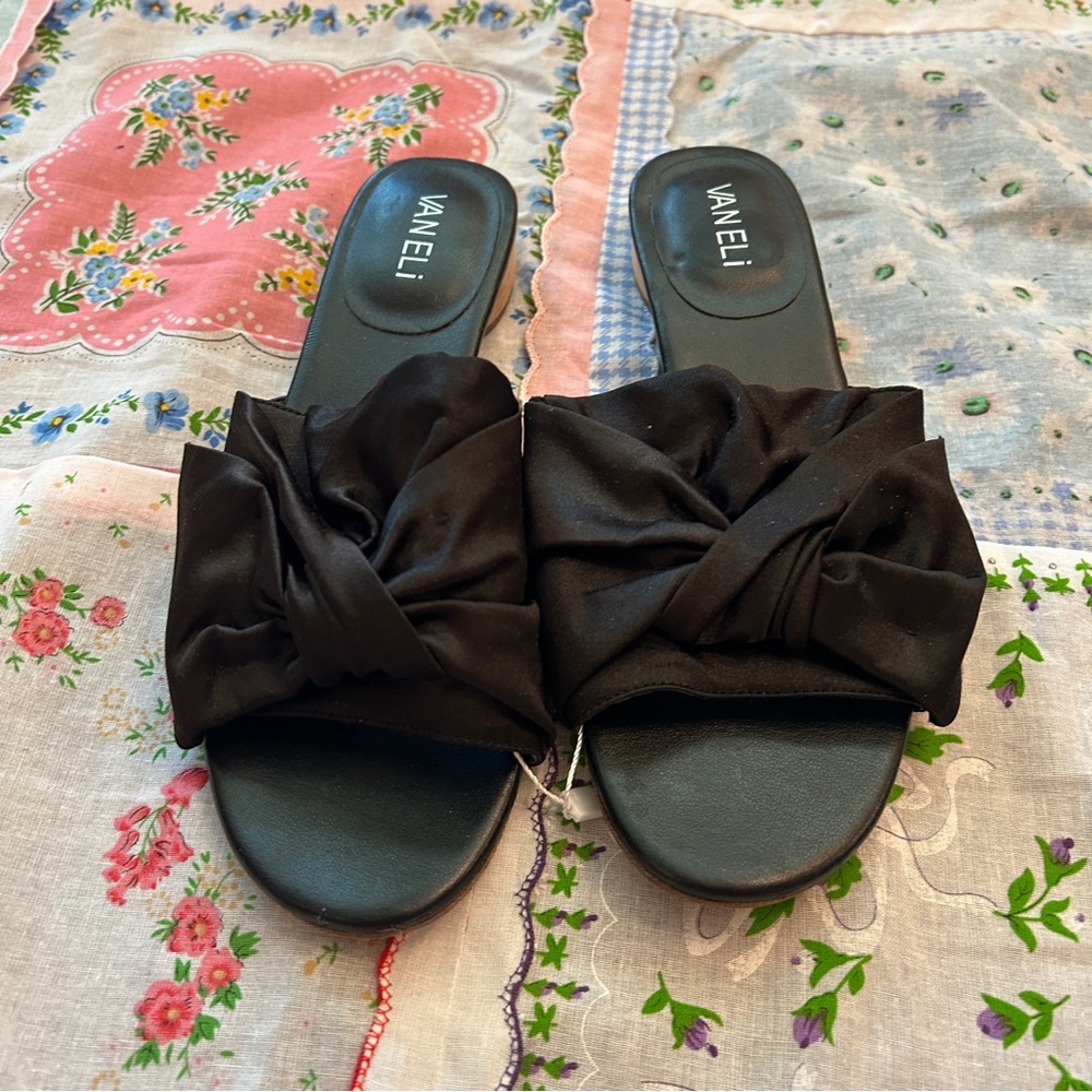 Vaneli Black Knotted Brede Satin Slide Sandals